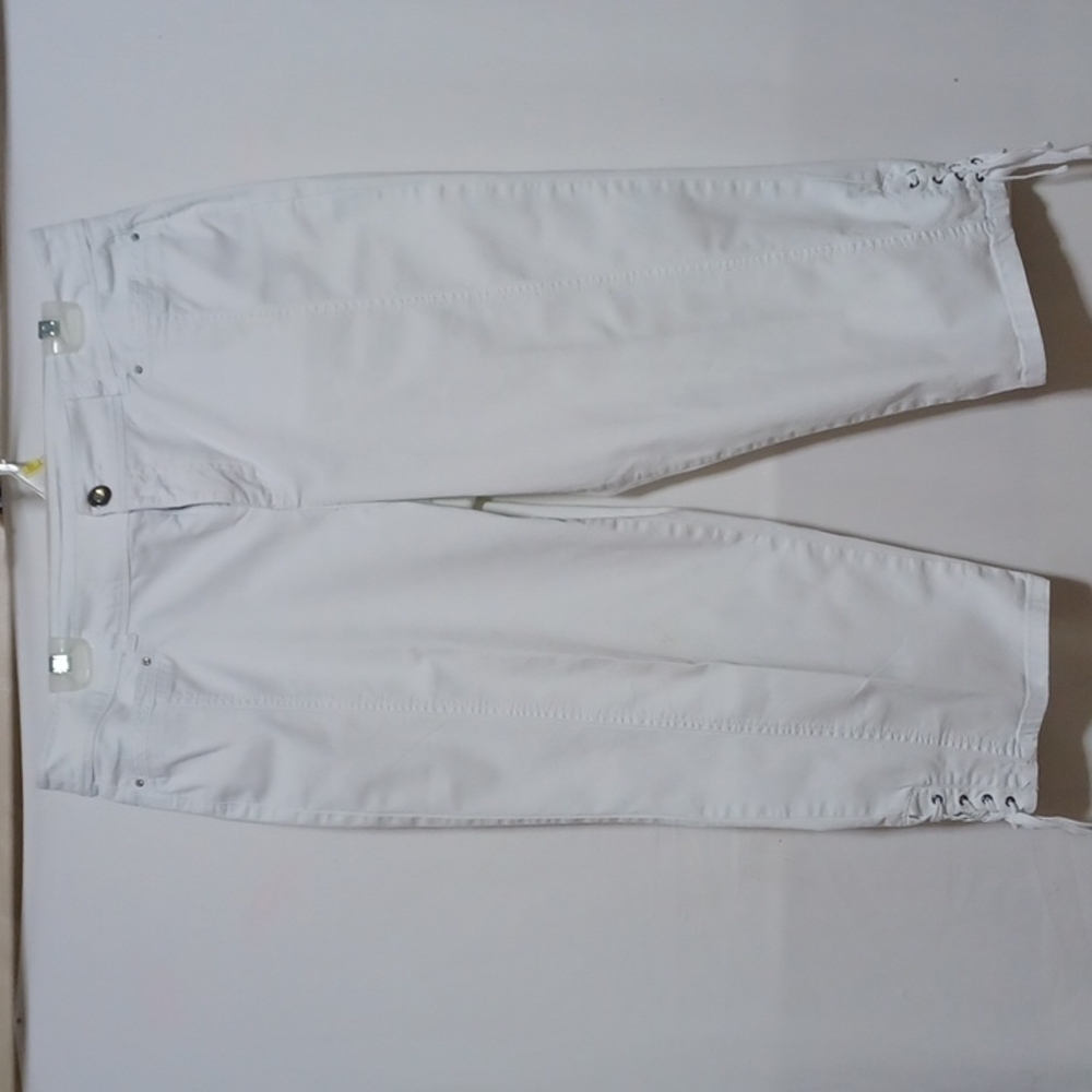 STYLE & CO WOMENS CAPRIS SIZE 12 IN A BEAUTIFUL WHITE ON WHITE COTTON
